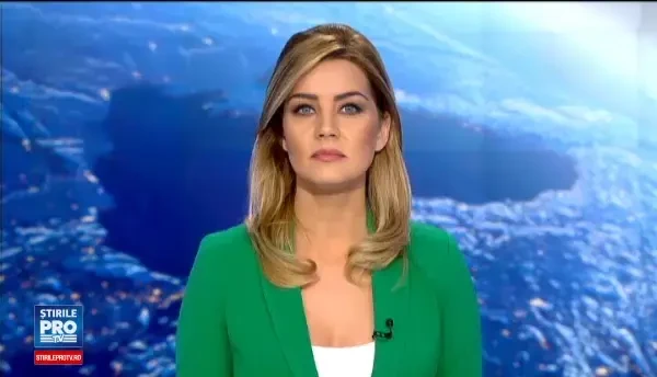 Familie de ursi filmata pe un drum national din Transilvania. De ce nu hibernau animalele, desi e decembrie