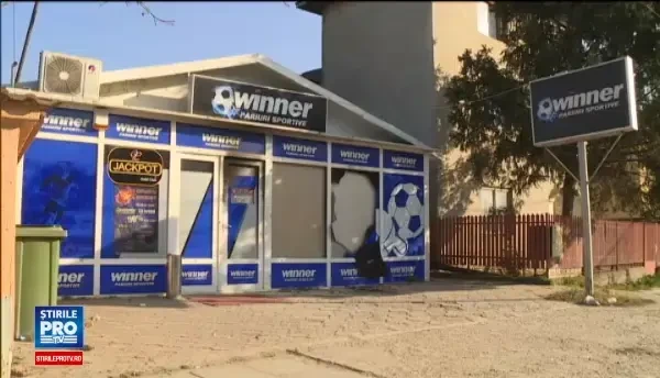 Politistii din Ilfov sunt in alerta: doi indivizi au incendiat o casa de pariuri din Clinceni. Incidentul a fost filmat