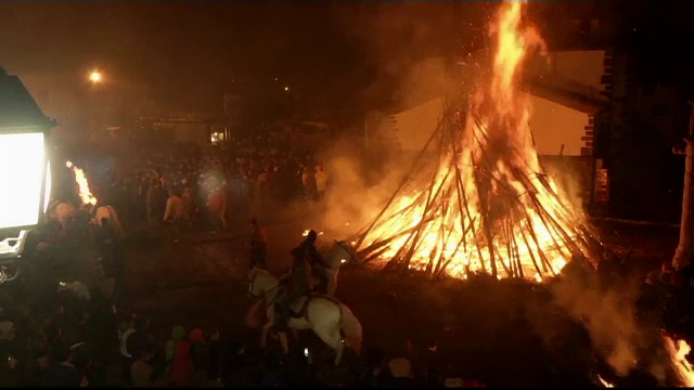 Intr-un oras din Spania, localnicii au facut un foc de tabara cu maturi. Care este legenda misterioasa din spatele traditiei