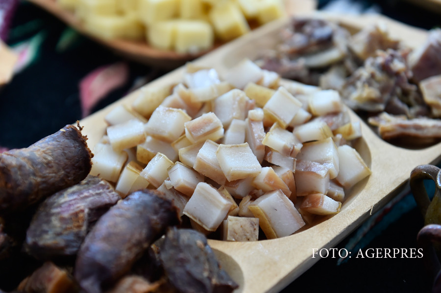 Regulile care trebuie respectate la masa de Craciun. Cat colesterol are de fapt slaninuta