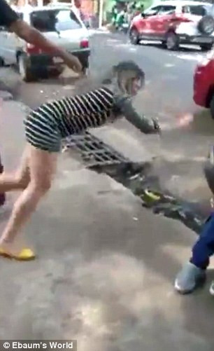 Momentul artistic a avut un final dezastruos pentru un cuplu care a inceput sa danseze pe trotuar. Ce a patit femeia. VIDEO