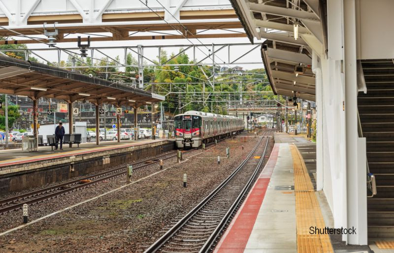 O adolescenta a traversat o cale ferata pentru a ajunge pe celalalt peron. Ce tensiune potentiala se afla in sine. FOTO