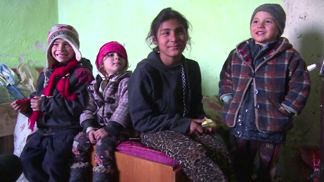 Trei fratiori si surioara lor din Moreni risca sa petreaca sarbatorile in frig: "Nu ne lipseste nimic, doar lumina si apa"