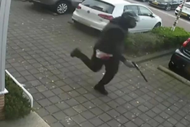 Un barbat se indrepta catre propria masina, cand a fost atacat de un individ inarmat. Tentativa de asasinat a fost filmata