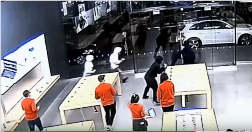 Sapte barbati au jefut un magazin Apple de doua ori in aceeasi saptamana. Cat timp le-a luat. VIDEO