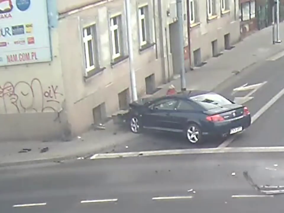 Un stalp de iluminat stradal a salvat-o. Cele 10 secunde pe care o femeie si le va aminti toata viata. VIDEO