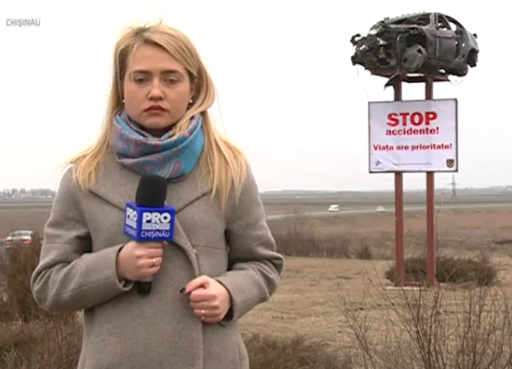 Reactia soferilor din R. Moldova dupa ce politistii au urcat un BMW facut zob pe un panou publicitar. VIDEO