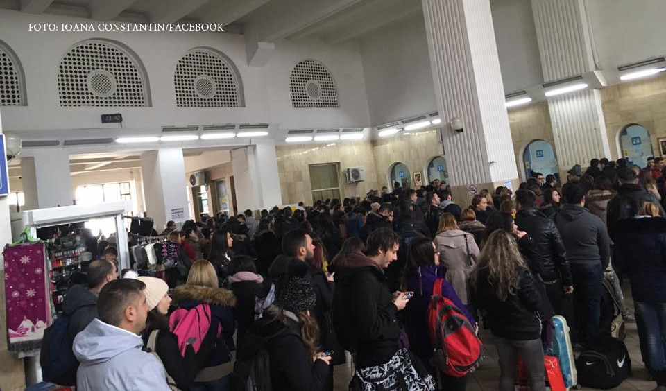 Aglomeratie in Gara de Nord: cozi de elevi si studenti la casele de bilete, din cauza "ofertei" de alegeri. Reactia CFR