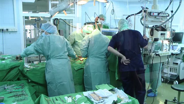 Interventie chirurgicala in premiera mondiala, la Iasi. Pacienta operata, in acelasi timp, la inima si şold: "Altfel murea"