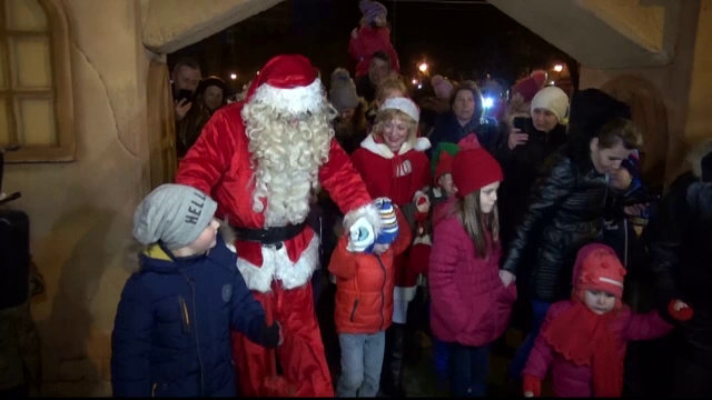 Haos la un spectactol pentru copii, pe faleza din Galati. Cum au reactionat parintii cand pe scena a aparut Mos Craciun