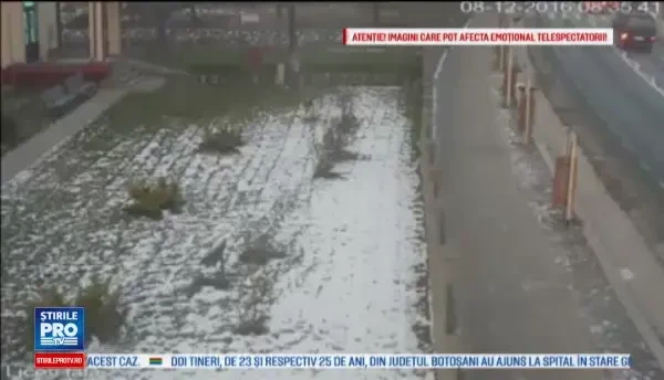 O fata care circula regulamentar a ajuns la spital in stare grava, fiind lovita de o camioneta. Ce a provocat accidentul