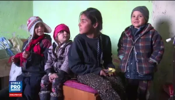 Trei fratiori si surioara lor din Moreni risca sa petreaca sarbatorile in frig: Nu ne lipseste nimic, doar lumina si apa