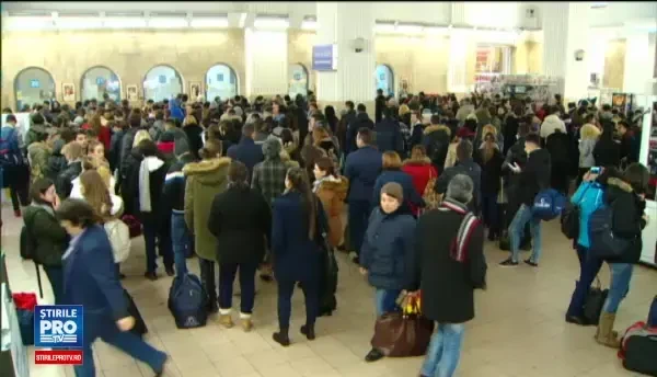 Aglomeratie in Gara de Nord: cozi de elevi si studenti la casele de bilete, din cauza ofertei de alegeri. Reactia CFR