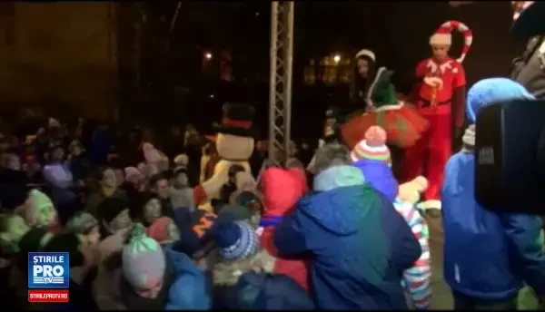 Haos la un spectactol pentru copii, de pe faleza din Galati. Cum au reactionat parintii cand pe scena a aparut Mos Craciun