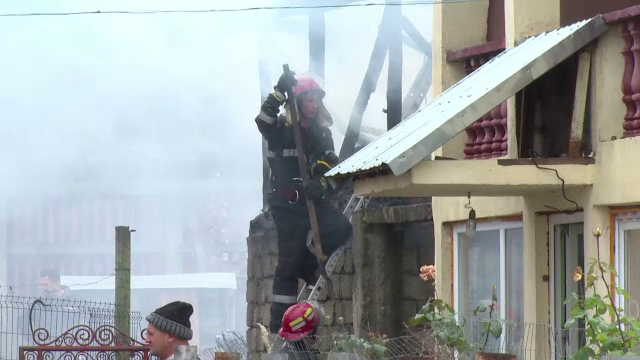 Trei case din Pitesti au luat foc de la o afumatoare de carnati: "Erau flacari inalte de 40 de metri"