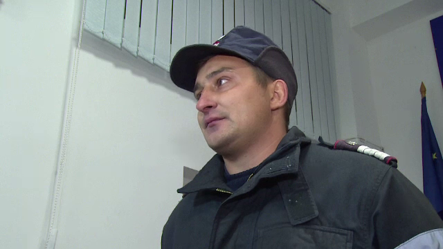 Pompierului erou din Pitesti i-au dat lacrimile la reintalnirea cu Snoopy, catelul pe care l-a salvat. "E in stare critica"