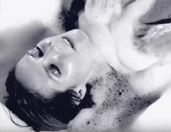 Imagini incendiare cu Heidi Klum. Calendarul in care vedeta apare complet dezbracata, intr-o cada cu spuma. VIDEO