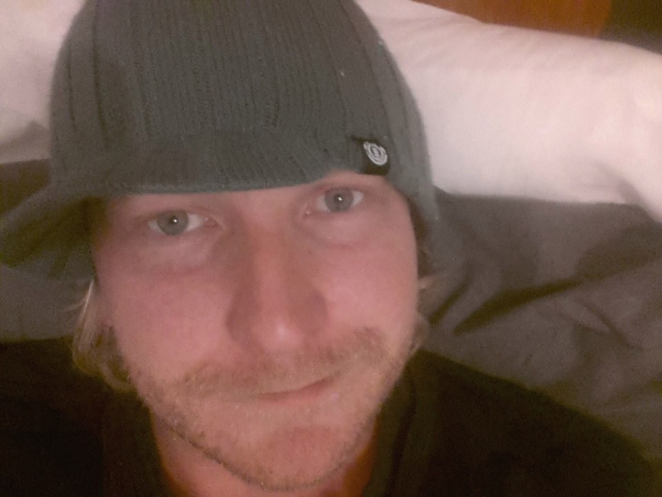 Timp de 2 ani a risipit banii pe masini, droguri si femei. Din milionar, un australian a ajuns sa locuiasca cu mama lui