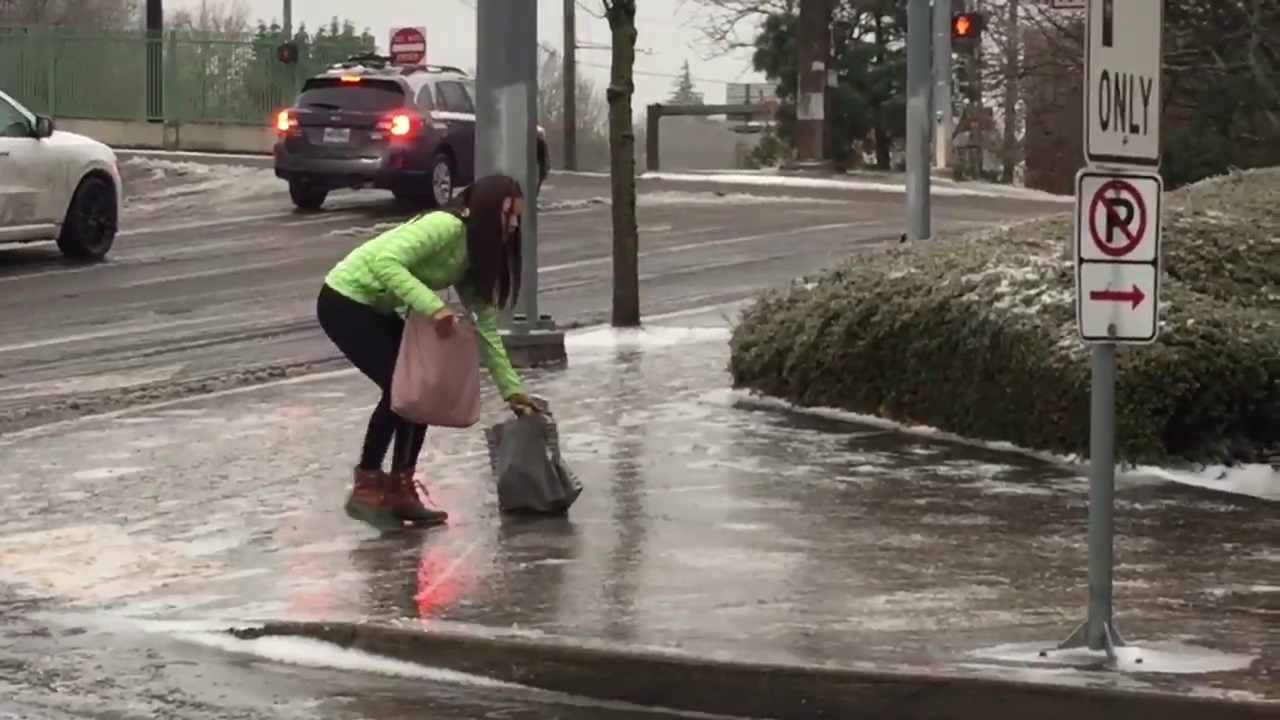 Momentul in care o tanara se chinuie sa mearga pe un trotuar inghetat. Gestul facut de barbatul care a filmat-o. VIDEO