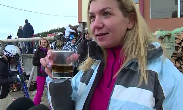 S-a dat mai devreme startul sarbatorilor la Ranca. Turistii au participat la pomana porcului chiar pe marginea partiei