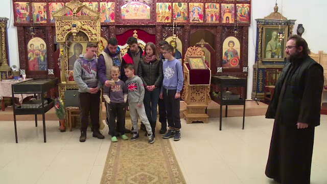 Preotul din Suceava care a devenit parinte pentru 119 copii orfani. "Oamenii ii ajuta doar de sarbatori, in rest uita de ei"