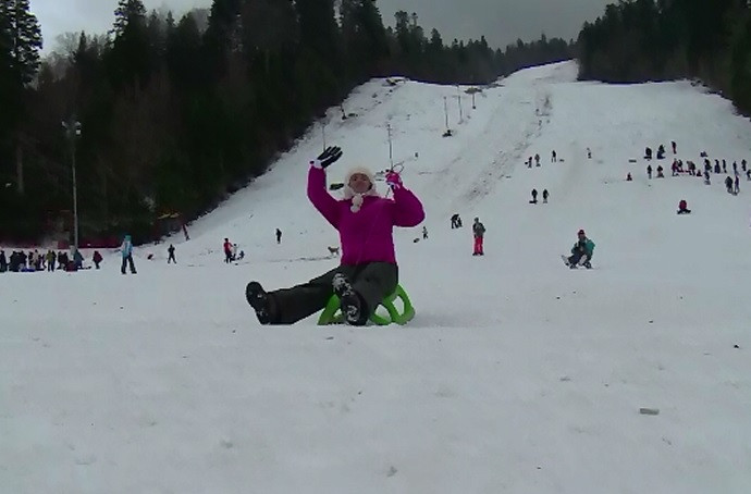 Primul weekend in care se schiaza pe majoritatea partiilor, la munte. Turistii si-au scurtat programul pentru a merge la vot