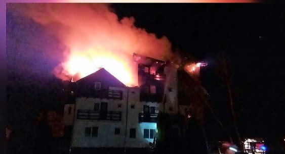 Clipe de panica pentru turistii cazati intr-o pensiune din Bran. Mansarda a luat foc in toiul noptii