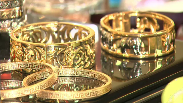 Barbat din Valcea cercetat pentru inselaciune dupa ce a platit o bijuterie cu bancnote de 100 de euro false