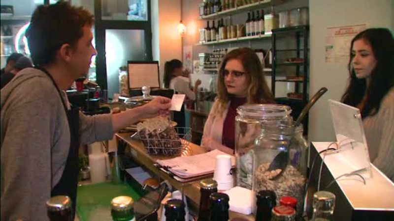 Ofertele localurilor din marile orase pentru tinerii care au mers la vot. "E un fel de mita civica"