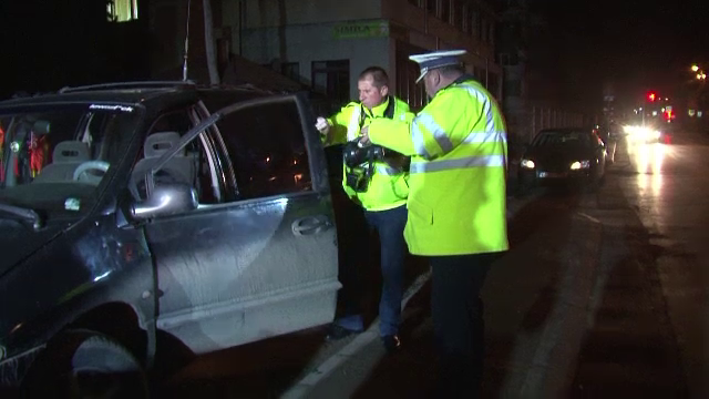 Scandalul facut de un barbat din Botosani, care s-a urcat la volan baut si cu permisul suspendat. Oamenii au sunat la 112