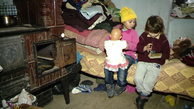 Parintii le-au abandonat, bunica munceste ca sa le dea de mancare. Doua fetite din Timis au nevoie de un miracol de Craciun