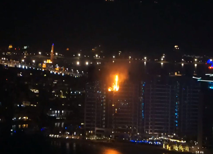 Incendiu puternic la un complex rezidential de lux din Dubai. 10 etaje ale blocului ar fi cuprinse de flacari