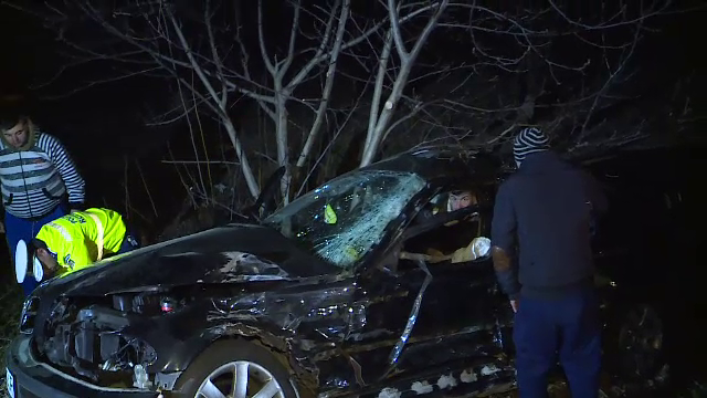 Un microbuz cu calatori s-a rasturnat dupa ce a fost lovit din spate de un bolid condus de un tanar: 22 de persoane, ranite