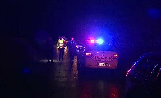 Vantul a suflat cu o forta incredibila in Arad, unde a facut ravagii. Un stalp a strapuns o masina