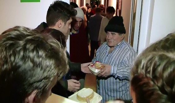 Gestul emotionant facut de 27 de studenti din Iasi. Tinerii au pregatit o masa calda pentru sarmanii dintr-un adapost