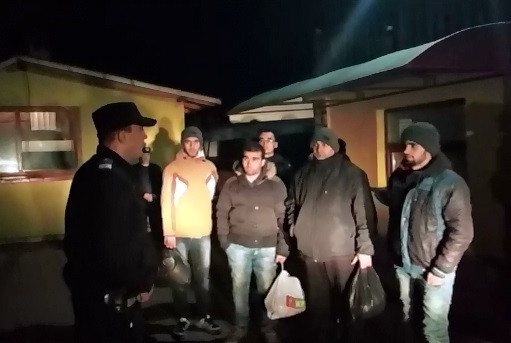 Sapte sirieni care se ascundeau in padurea de la Lucianca, Dambovita, descoperiti de jandarmi