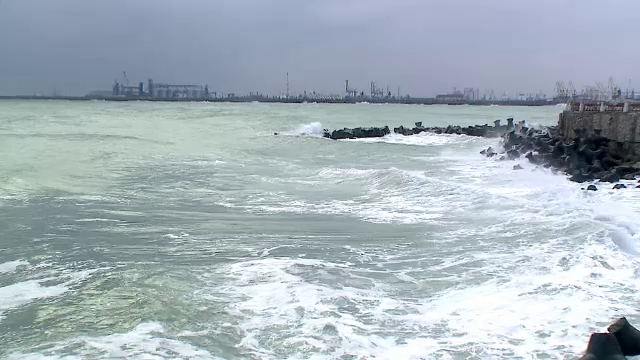 O furtuna puternica a lovit dimineata malul Marii Negre: toate porturile au fost inchise