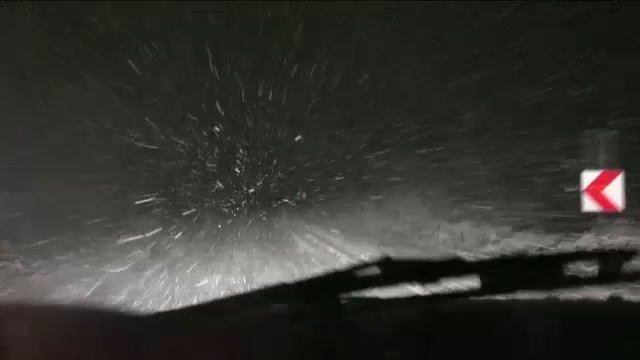 Frigul si ninsoarea au facut ravagii in toata tara. Un autocar cu 15 elevi s-a rasturnat, iar porturile au fost inchise