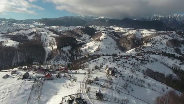 Peisaje de basm si bucate care iti lasa gura apa, proaspat scoase din afumatoare. Cum se traieste Craciunul la Moieciu