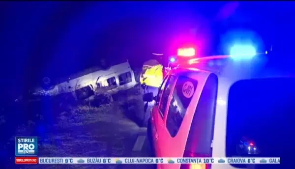Un microbuz cu calatori s-a rasturnat dupa ce a fost lovit din spate de un bolid condus de un tanar: 22 de persoane, ranite