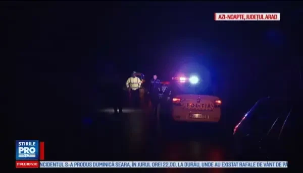 Vantul a suflat cu o forta incredibila in Arad, unde a facut ravagii. Un stalp a strapuns o masina