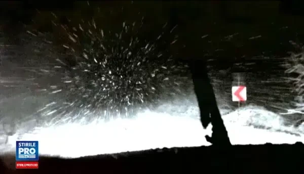 Frigul si ninsoarea au facut ravagii in toata tara. Un autocar cu 15 elevi s-a rasturnat, iar porturile au fost inchise