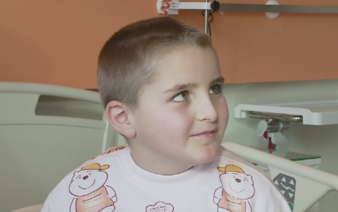 Un baiat de 8 ani a primit un cadou deosebit de Sarbatori. Cativa medici din Cluj l-au operat gratuit de strabism