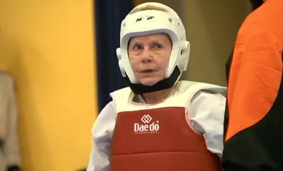 La 72 de ani, o bunica din Canada a obtinut centura neagra la taekwondo. Cine i-a fost adversar