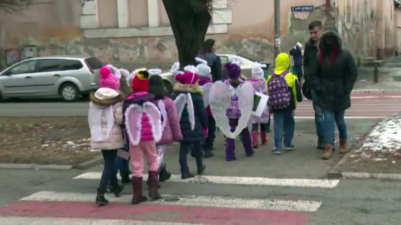 Soferii din Bistrita, opriti de "ingerasi". Politia spune ca multi isi pun in pericol propriii copii