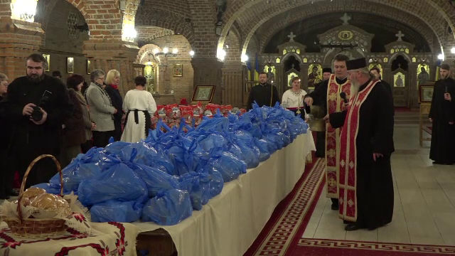 Catedrala din Baia Mare s-a umplut de pachete pentru cei nevoiasi. In semn de multumire, copiii veniti au colindat