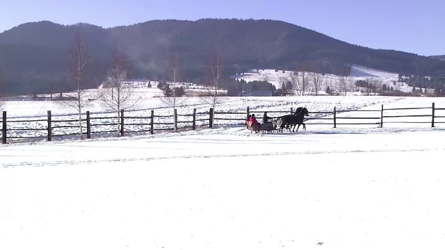 Locul din Romania in care turismul de masa nu a patruns, iar pomana porcului tine zile-n sir. "Toata lumea mananca si bea"