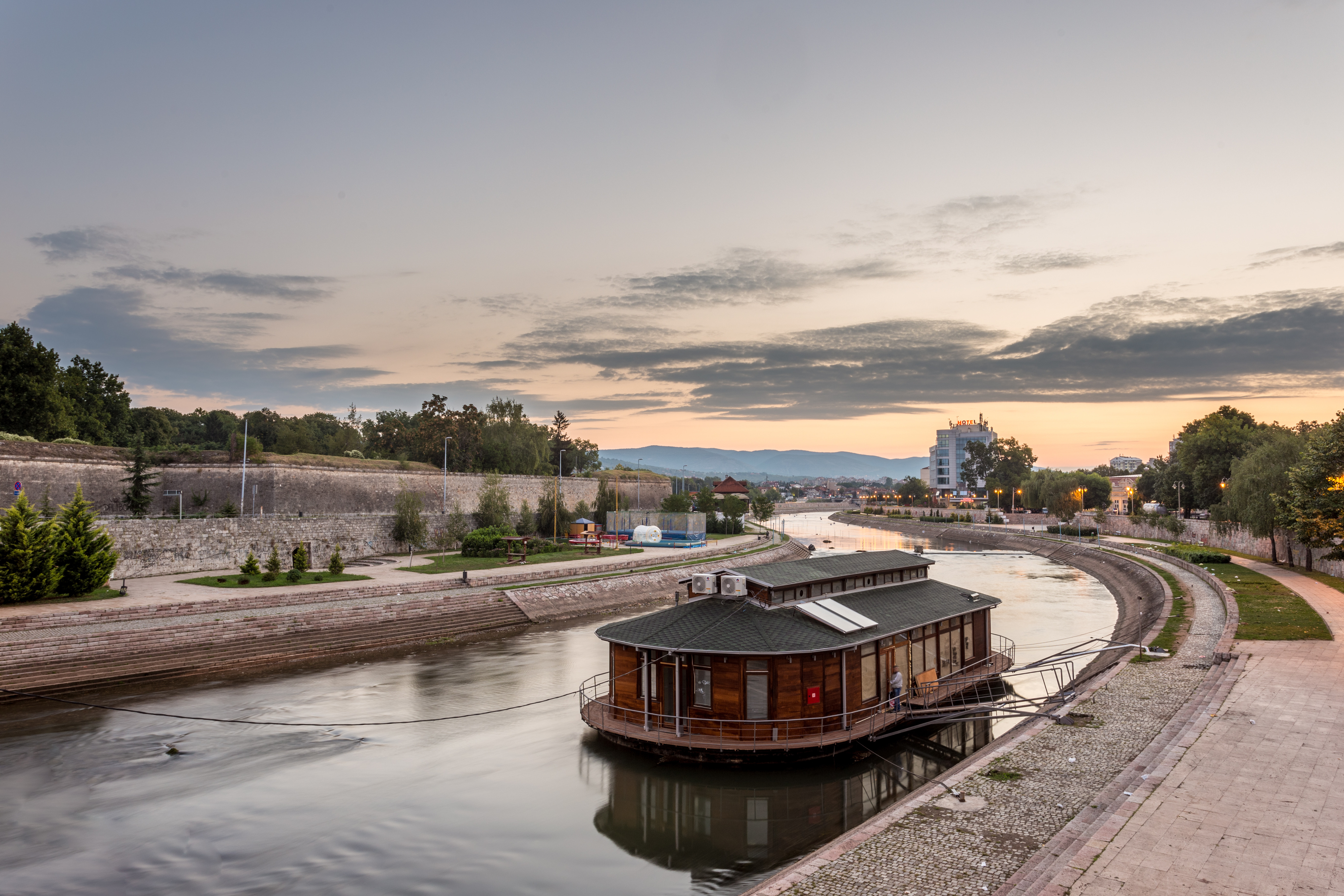 Patru turisti din Cehia au plecat in vacanta sa viziteze orasul Nisa din Franta, dar au gresit destinatia. Unde au ajuns
