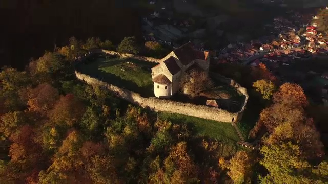 Satucul de langa Sibiu, ascuns intre dealuri si paduri, unde timpul parca s-a oprit in loc. "Este un weekend permanent"