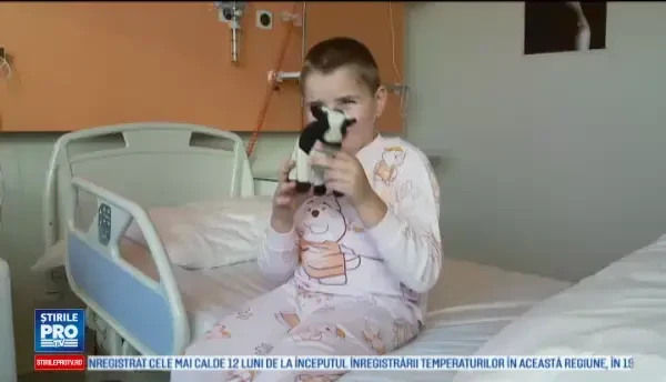 Un baiat de 8 ani a primit un cadou deosebit de Sarbatori. Cativa medici din Cluj l-au operat gratuit de strabism